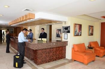 Hotel Plaza Calzada Monterrey Eksteriør bilde